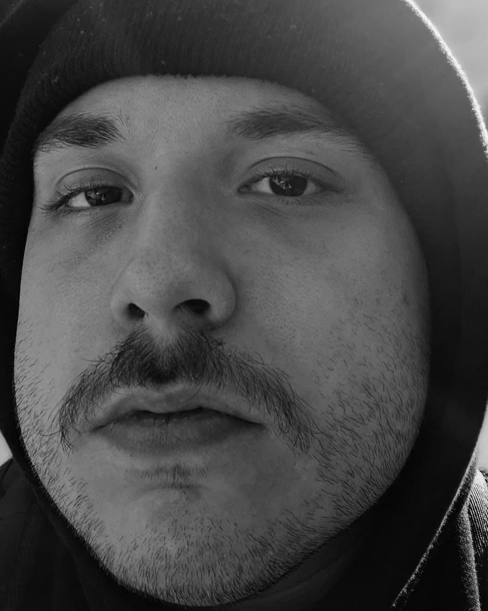 Retrato em preto e branco de Felipe Brigagão.